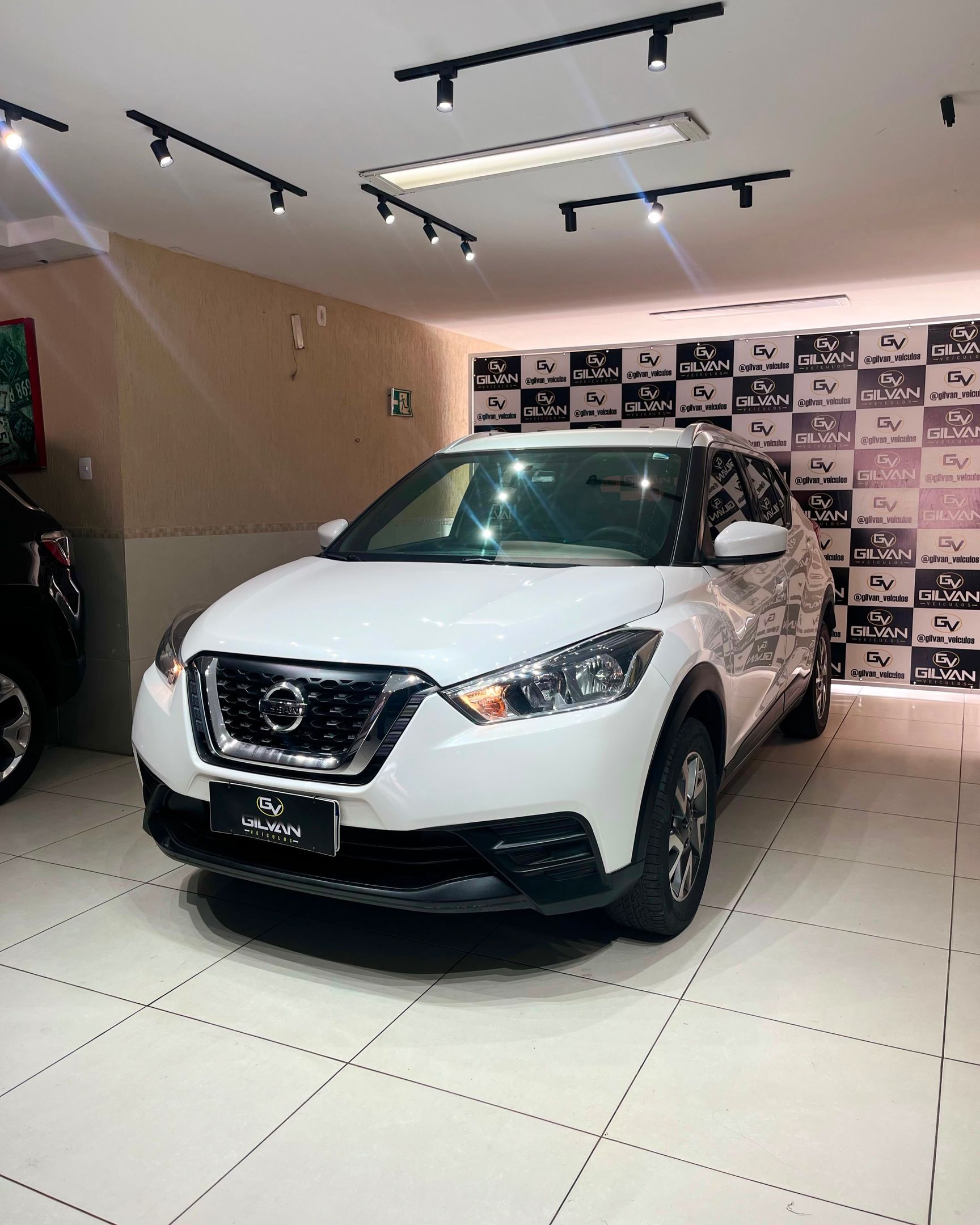 Nissan KICKS 4