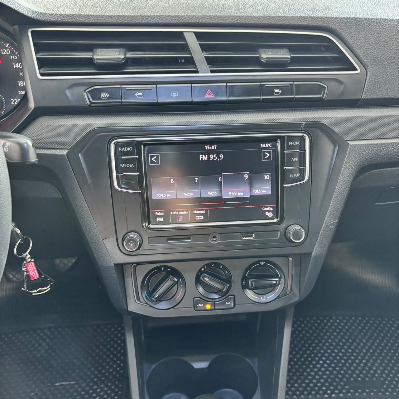 Volkswagen Voyage 4