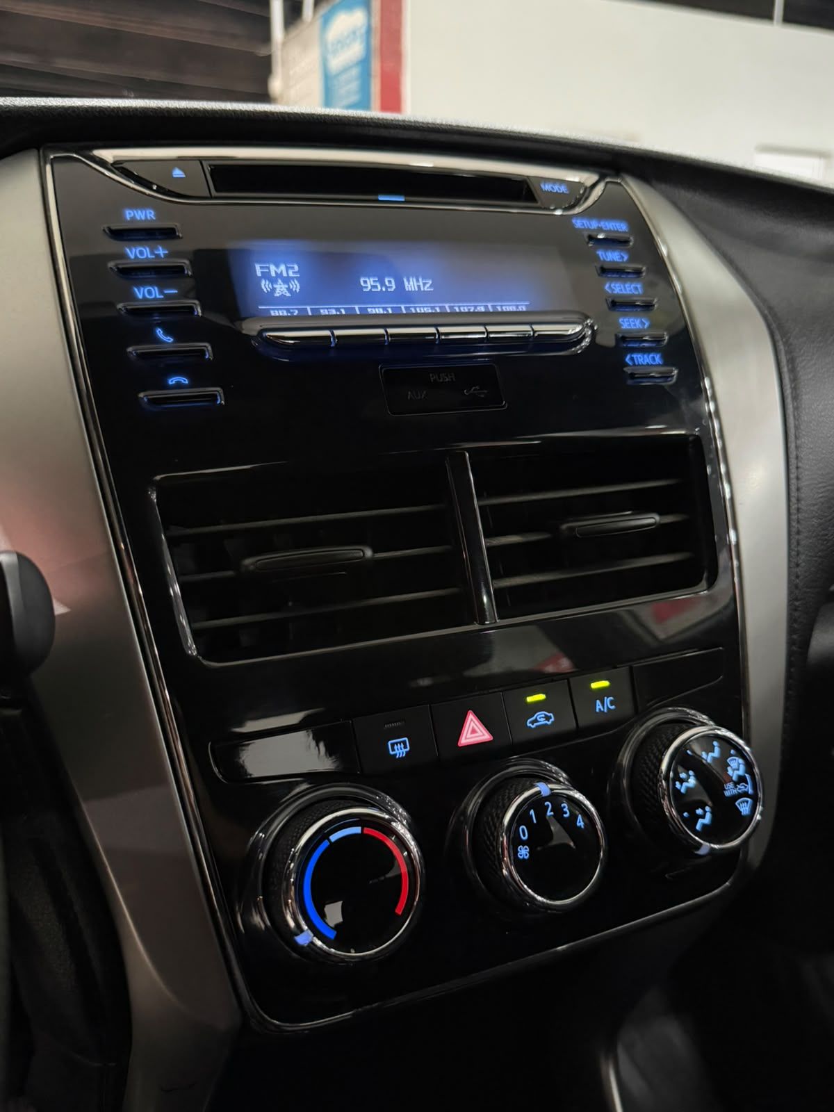 TOYOTA YARIS HATCH 6
