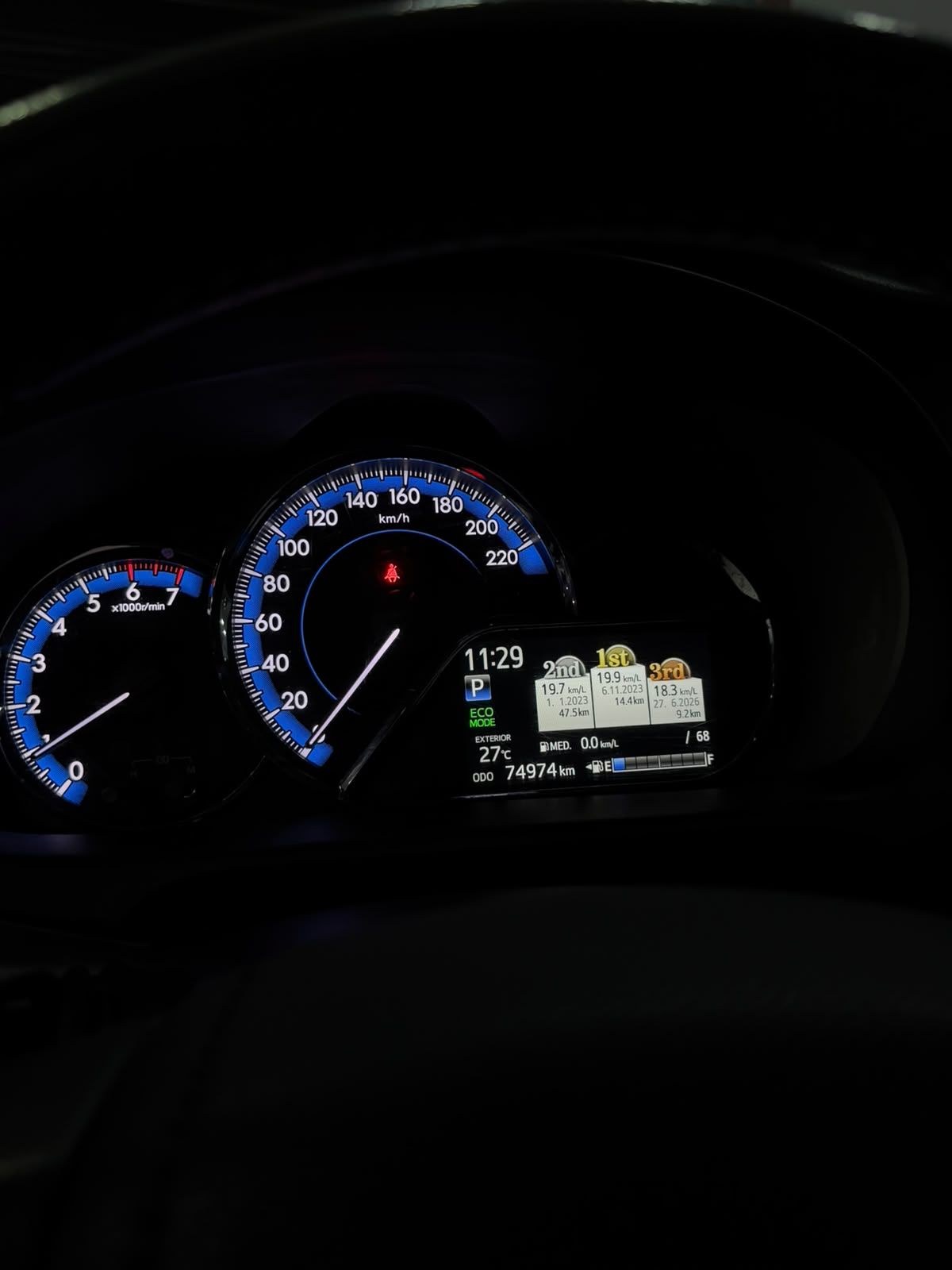 TOYOTA YARIS 8