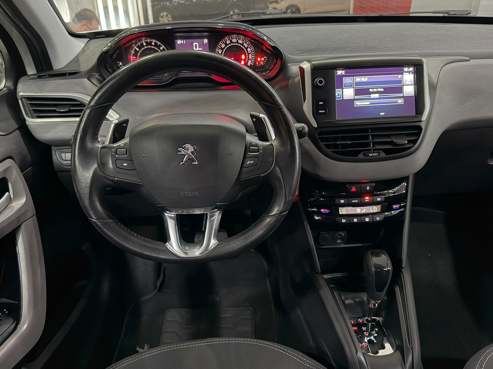 PEUGEOT 208 5