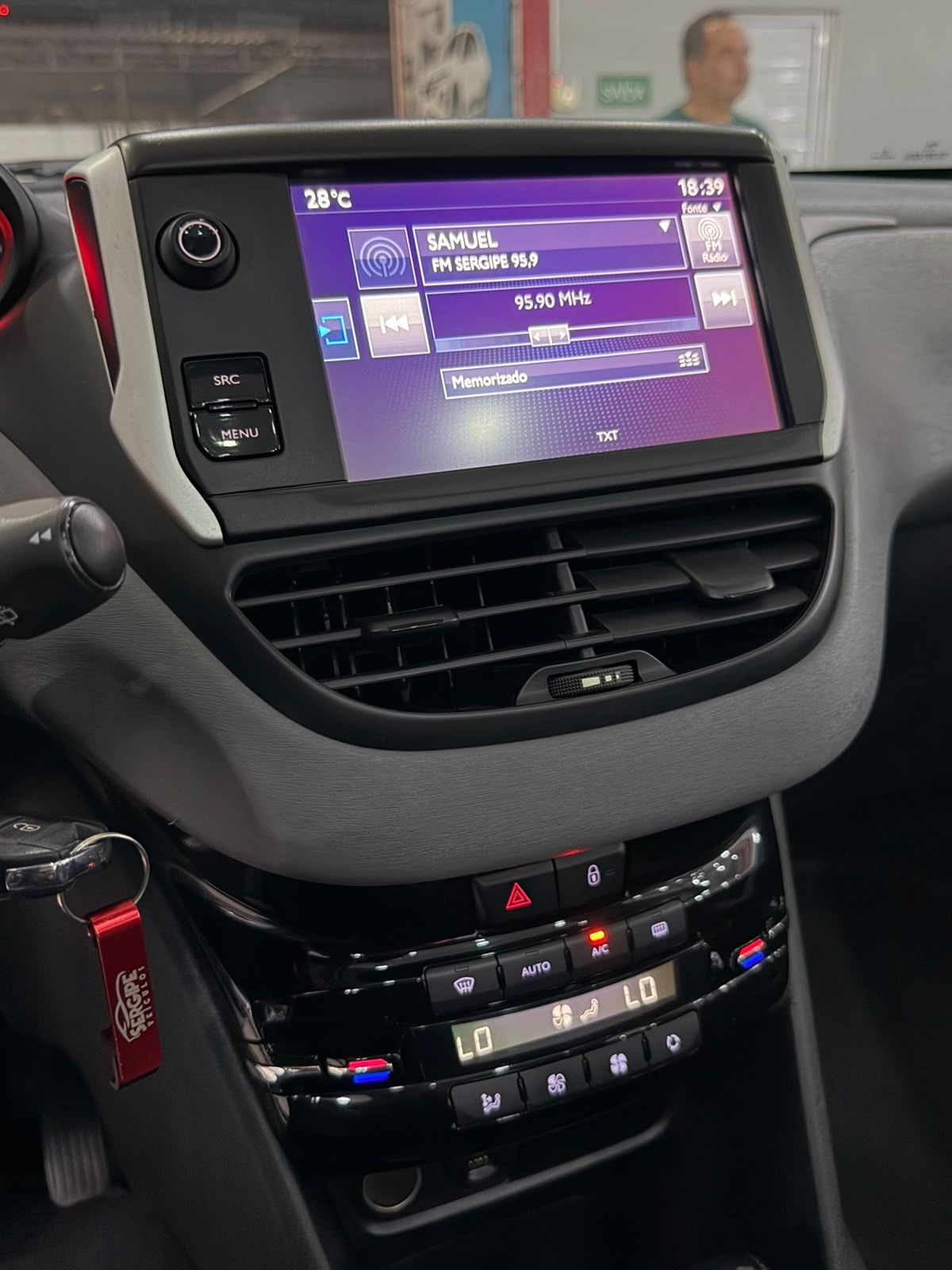 PEUGEOT 208 6