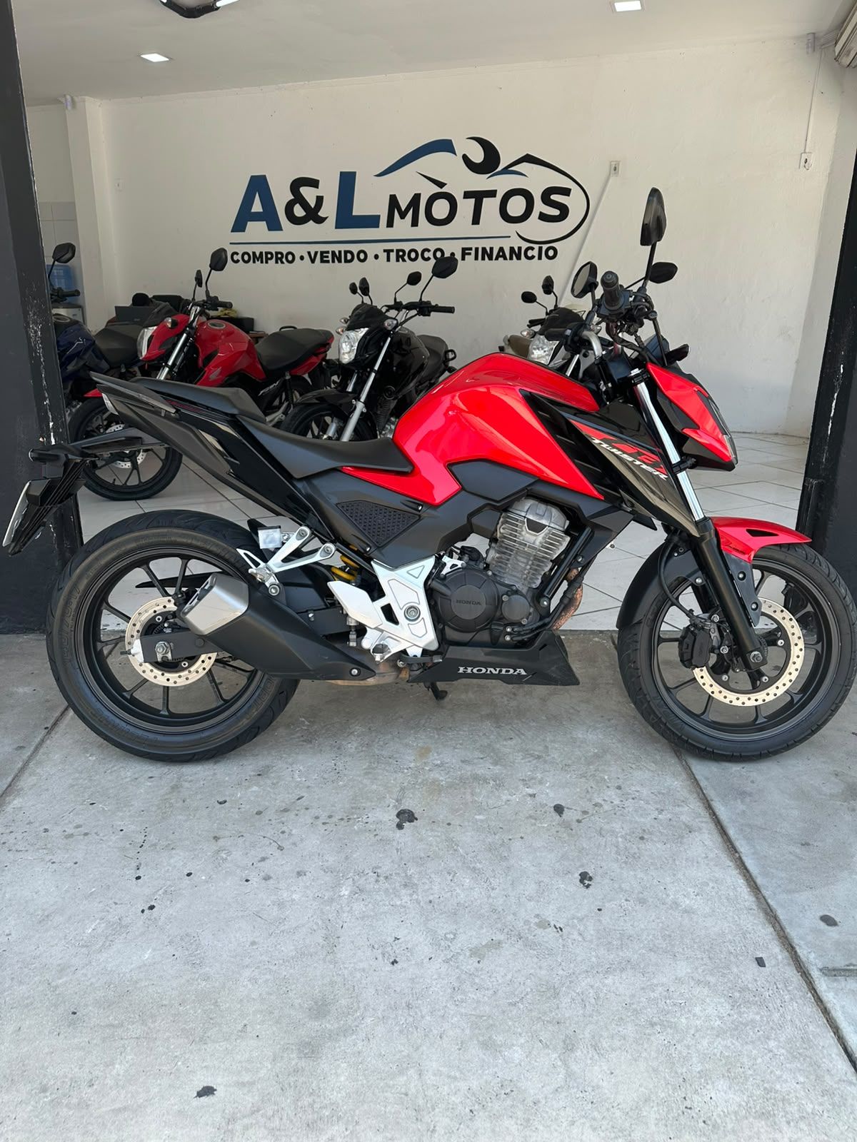 HONDA CB 300 2024