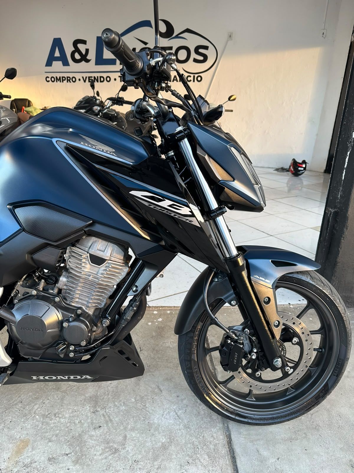 HONDA CB 300 8
