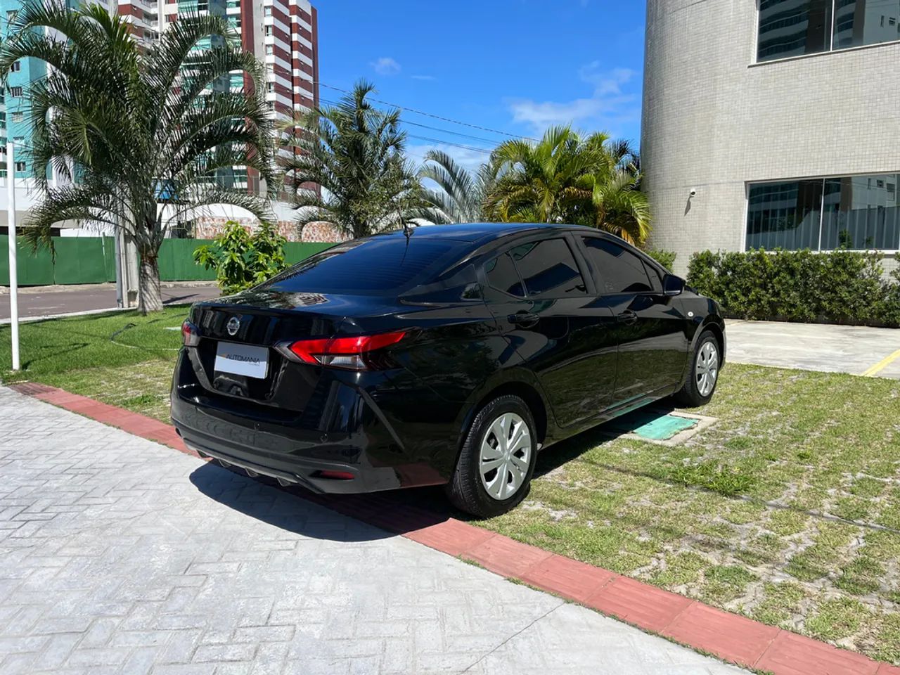 Nissan VERSA 5