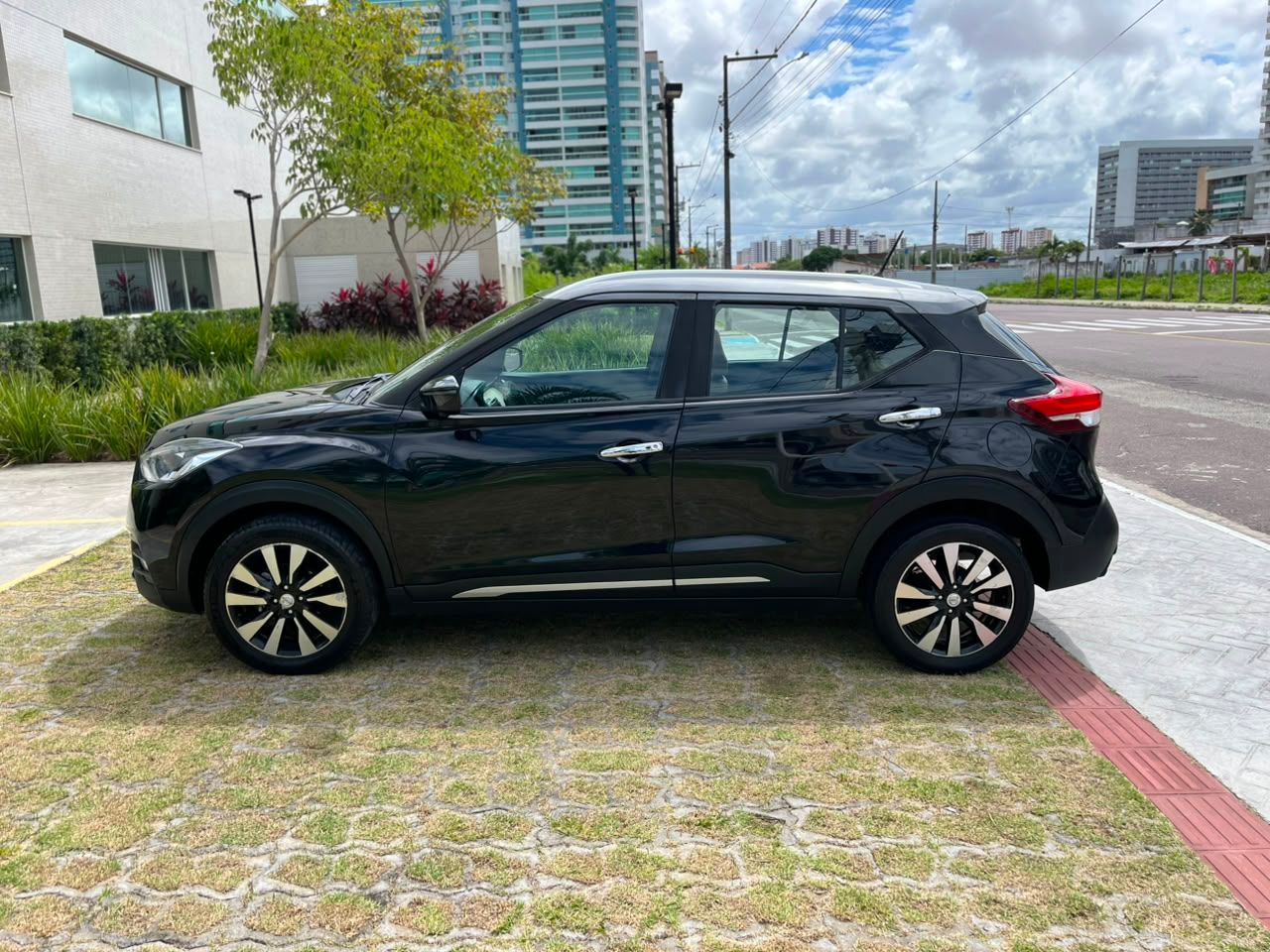 Nissan KICKS 4