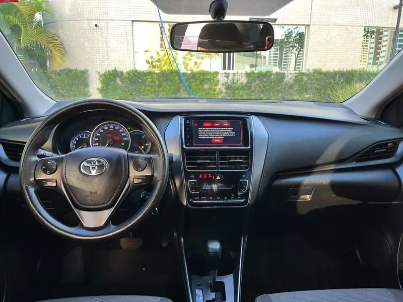 Toyota YARIS 12