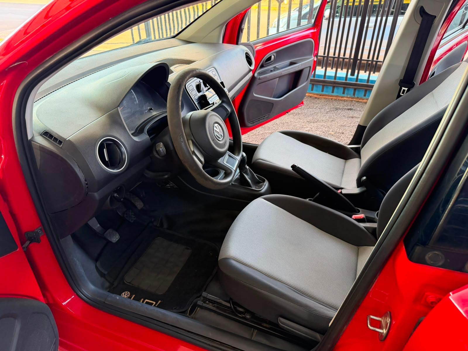 VOLKSWAGEN UP 8