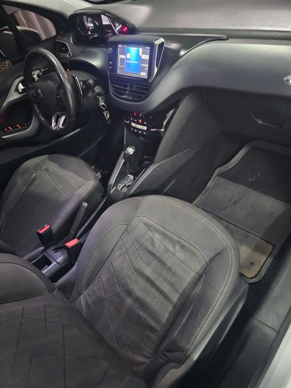 Peugeot 208 10