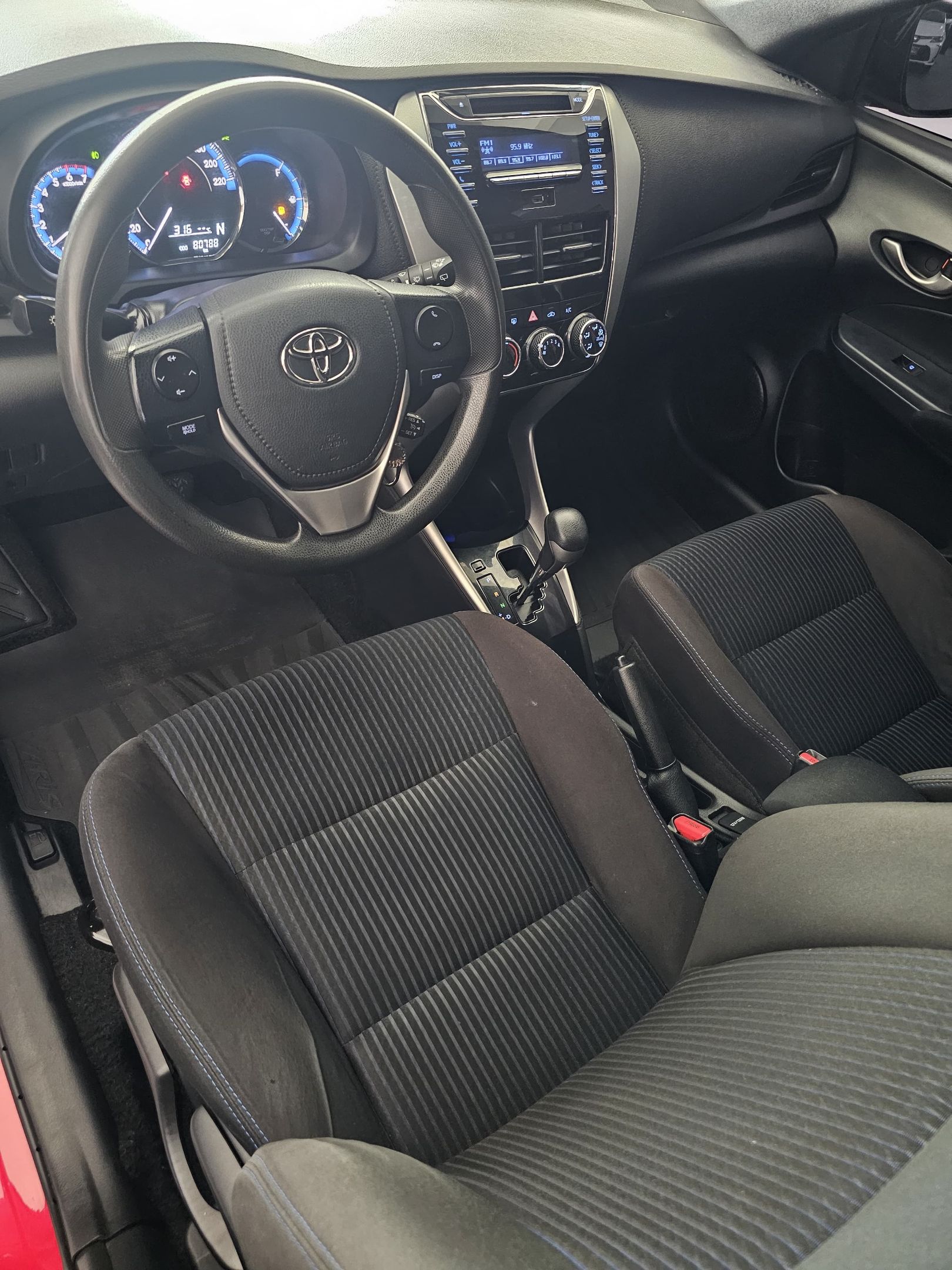 TOYOTA YARIS 8
