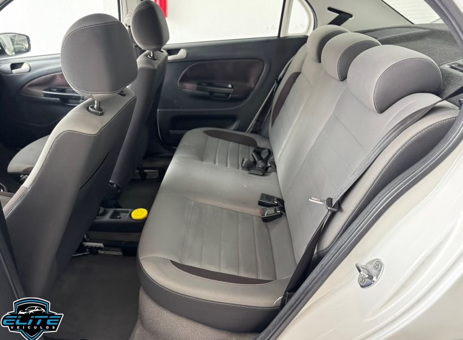 Volkswagen Voyage 9