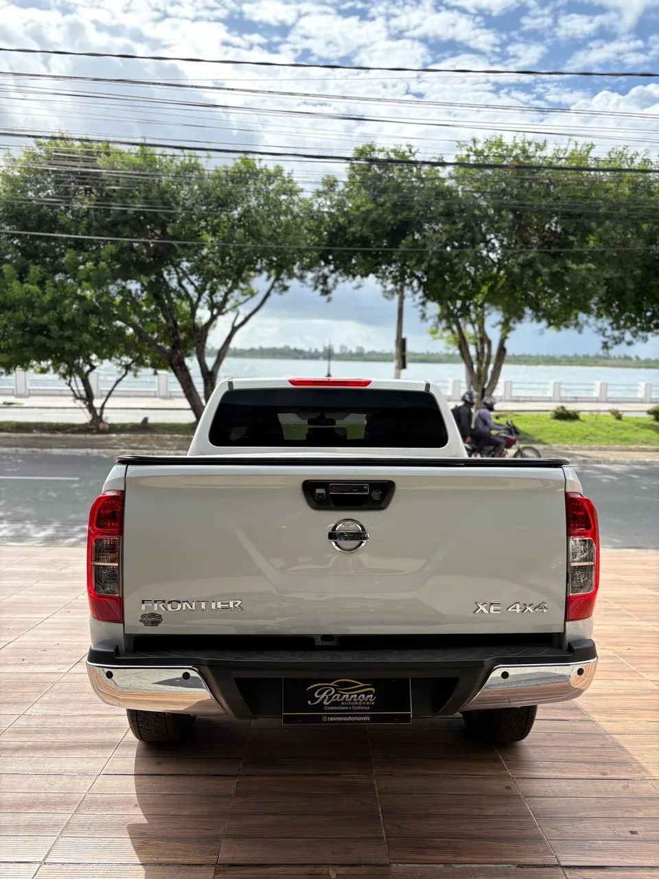 Nissan FRONTIER 4