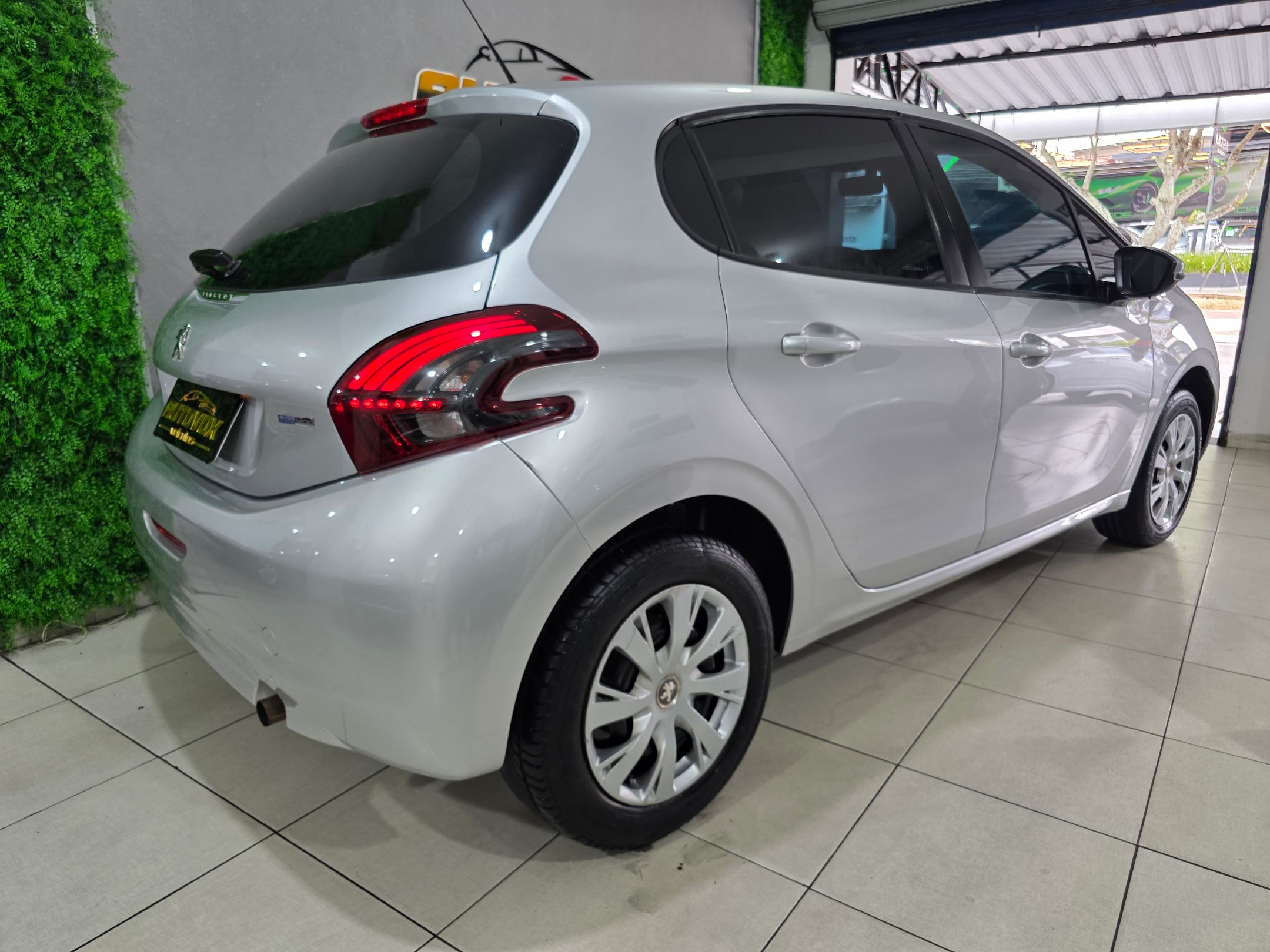 PEUGEOT 208 6