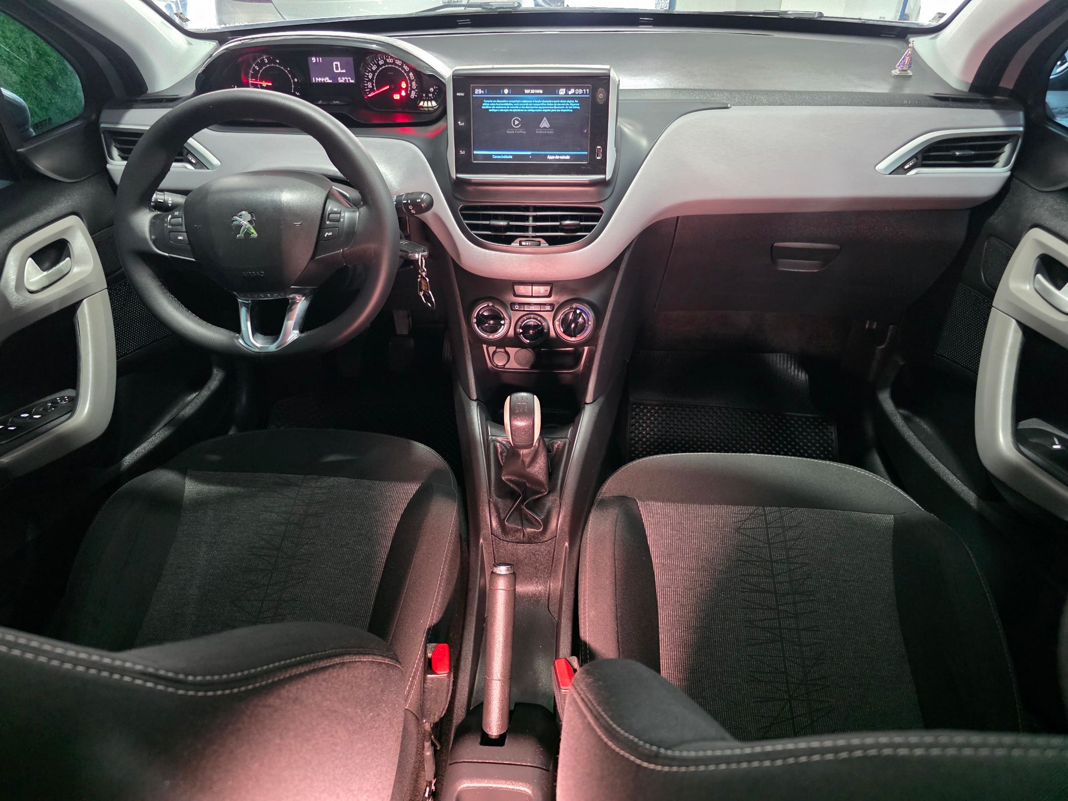 PEUGEOT 208 11