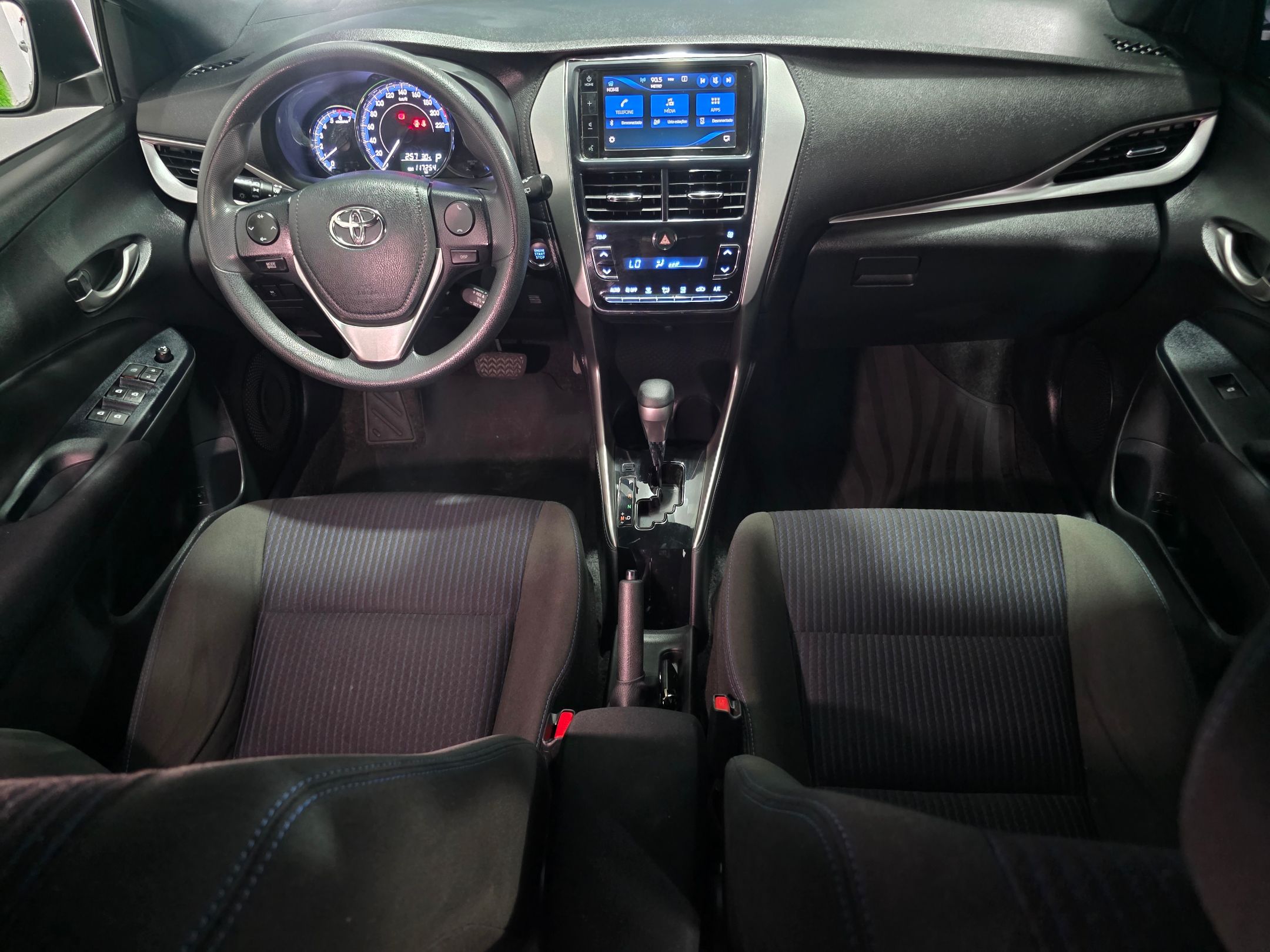 TOYOTA YARIS HATCH 9