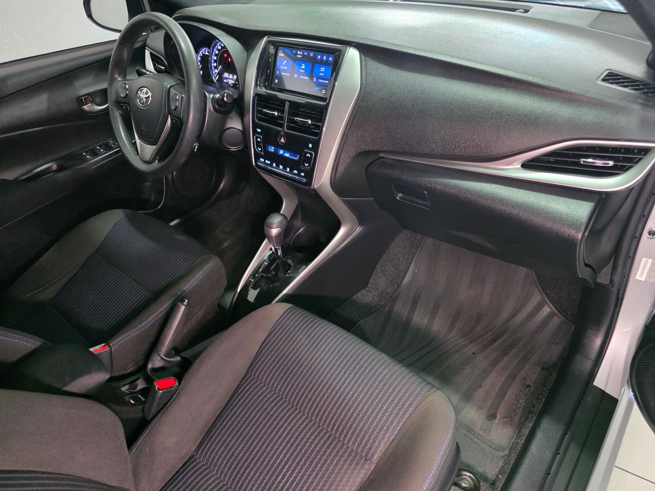 TOYOTA YARIS HATCH 10