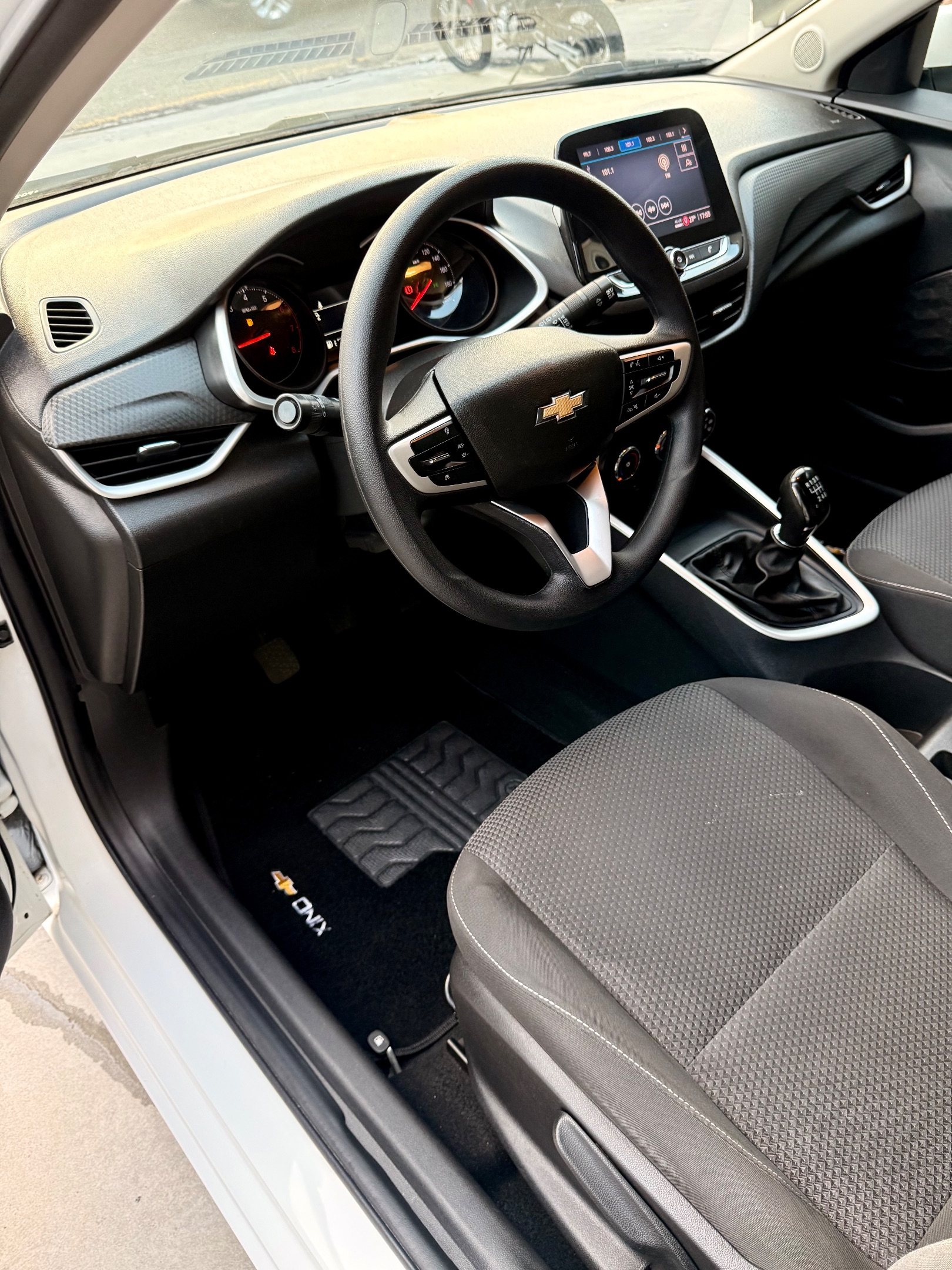 CHEVROLET ONIX 11