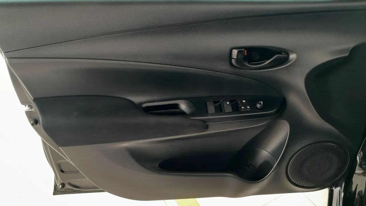 Toyota YARIS 12
