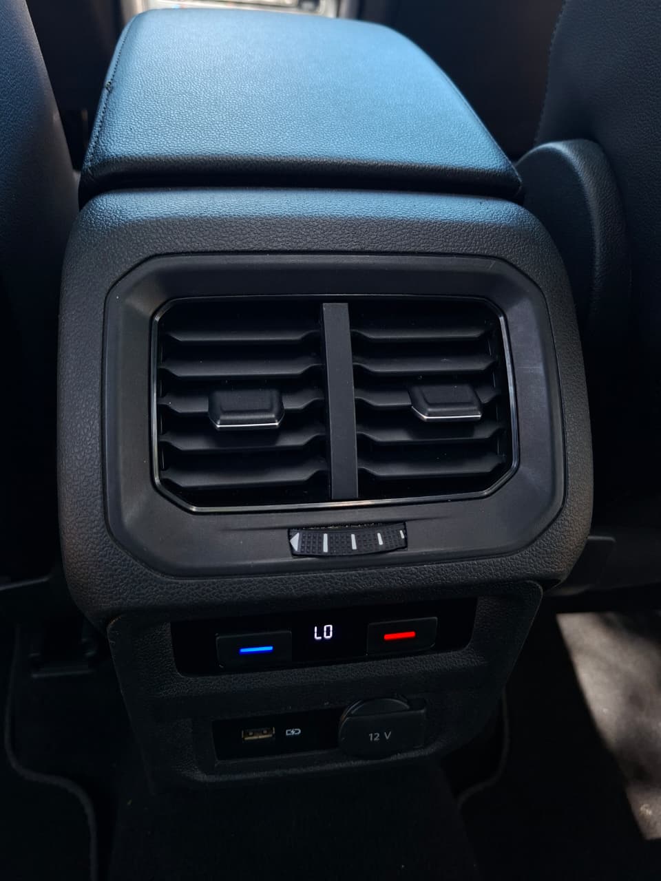 VW - VolksWagen TIGUAN 9