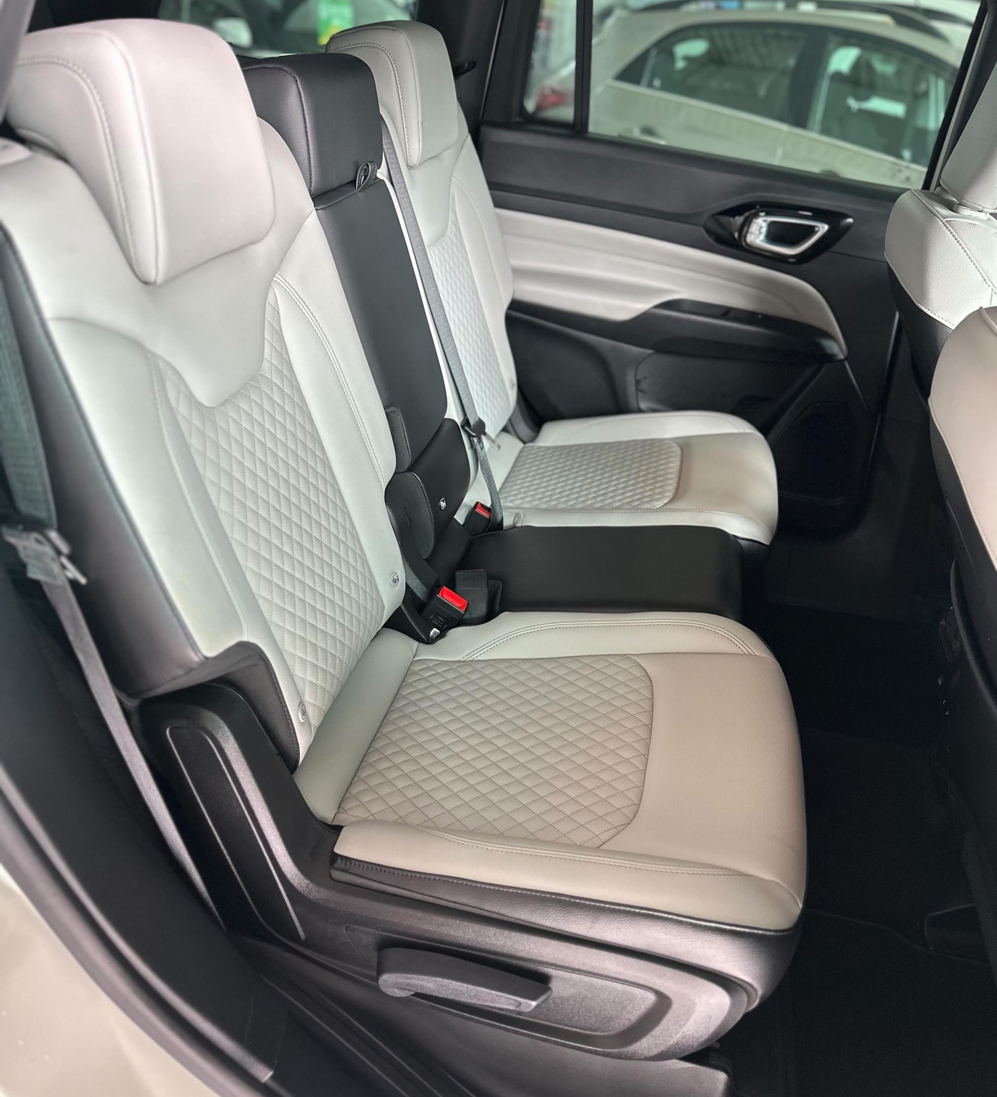 Jeep Commander 8