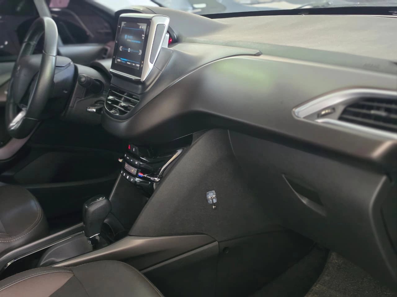 PEUGEOT 2008 6