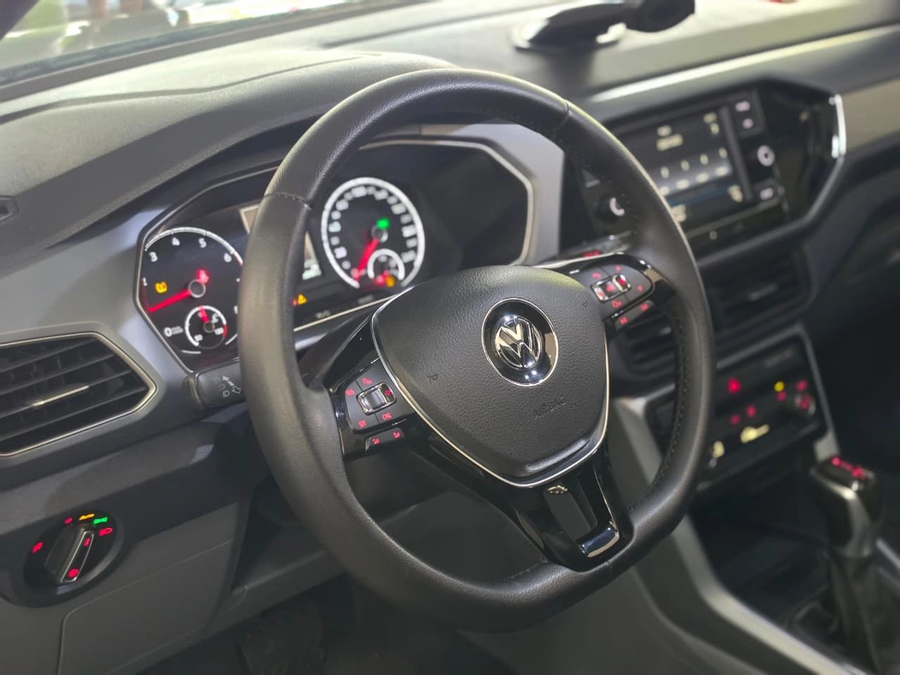 VOLKSWAGEN T-CROSS 6