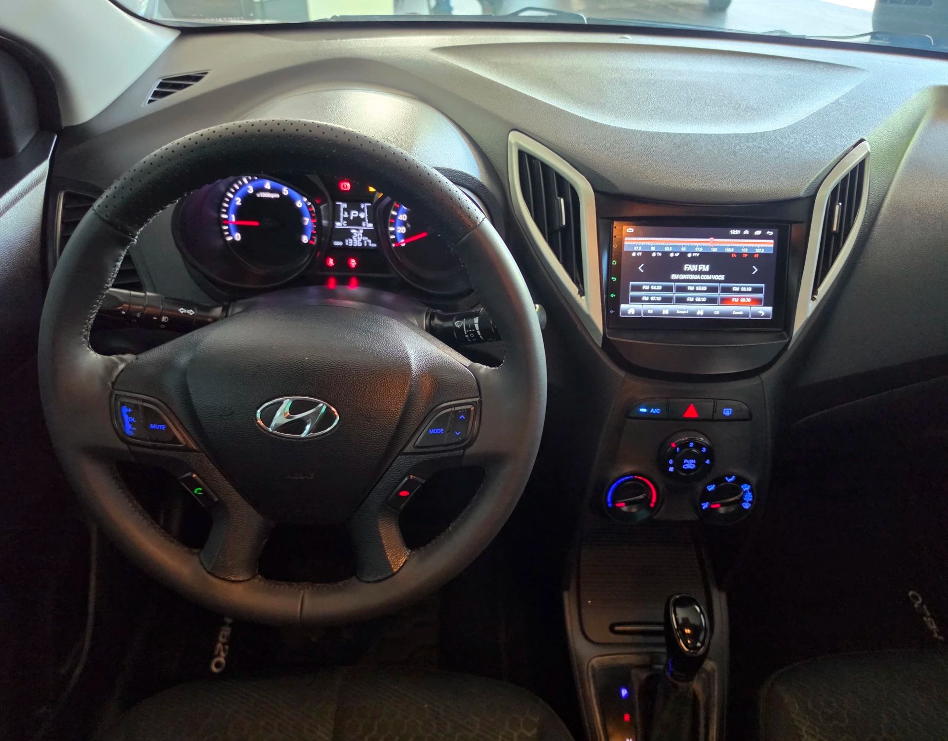 HYUNDAI HB20X 10