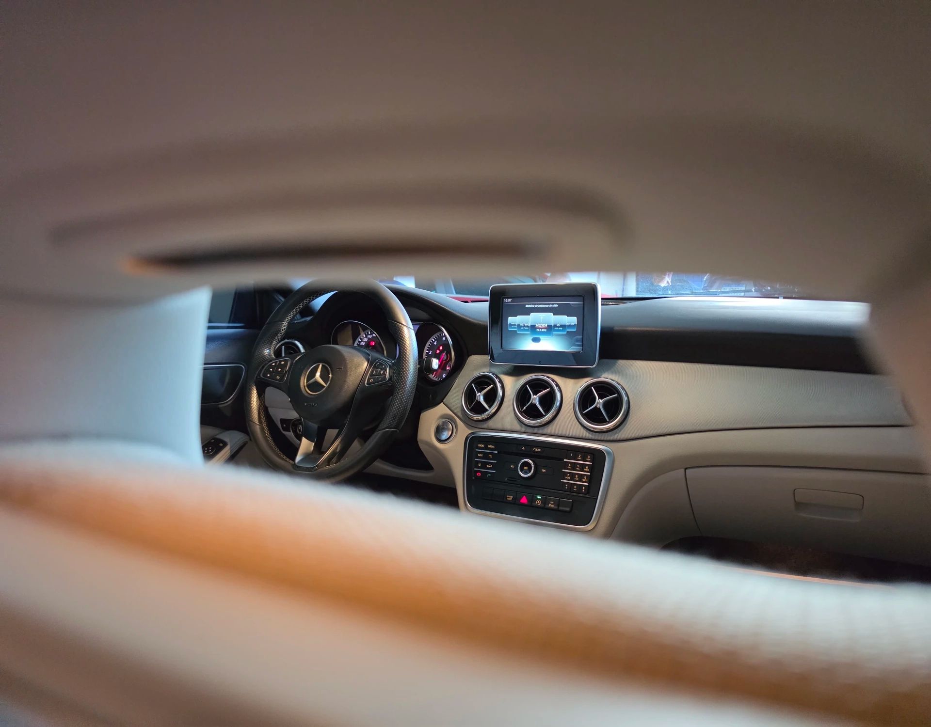 MERCEDES-BENZ GLA 200 10