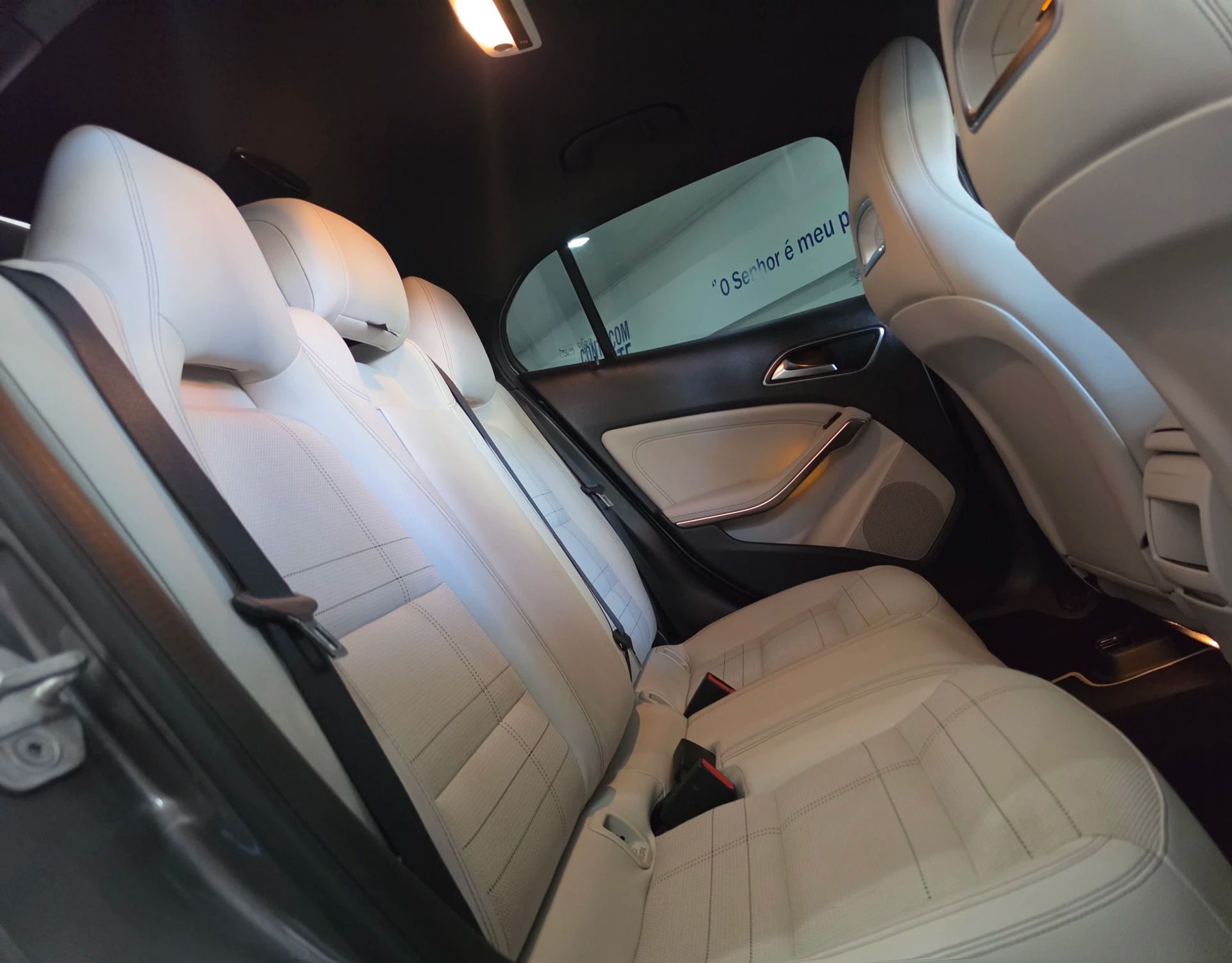 MERCEDES-BENZ GLA 200 9