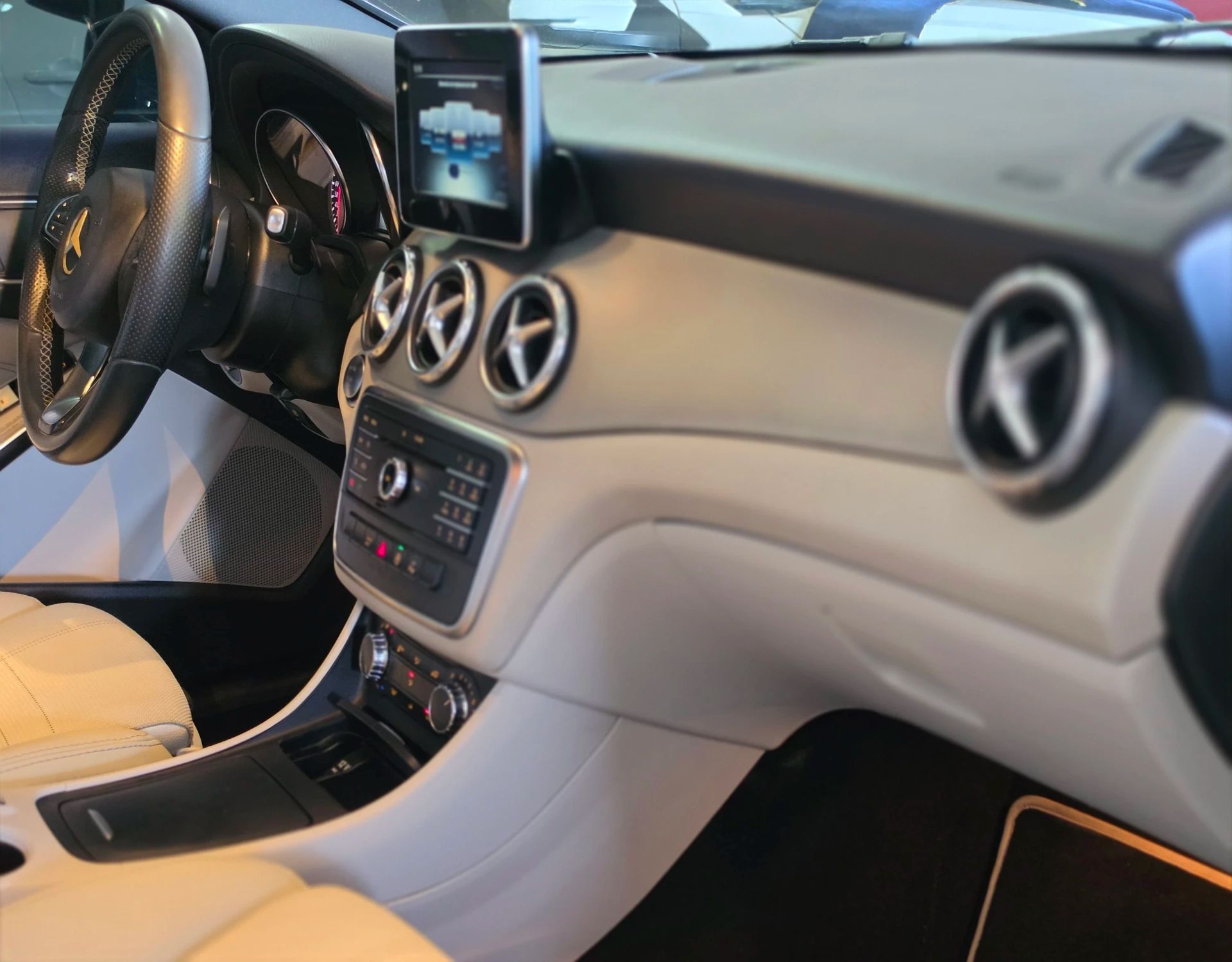 MERCEDES-BENZ GLA 200 7