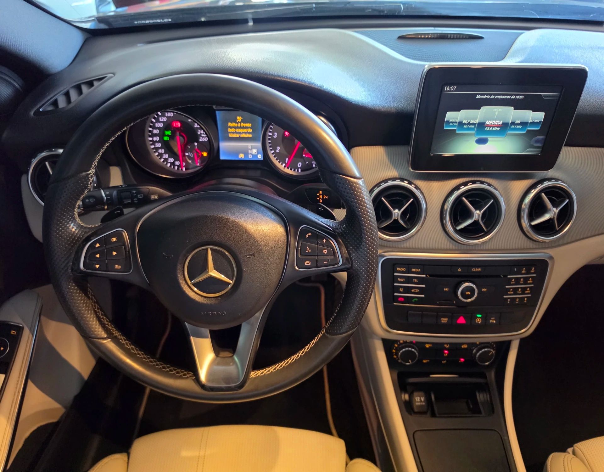 MERCEDES-BENZ GLA 200 12