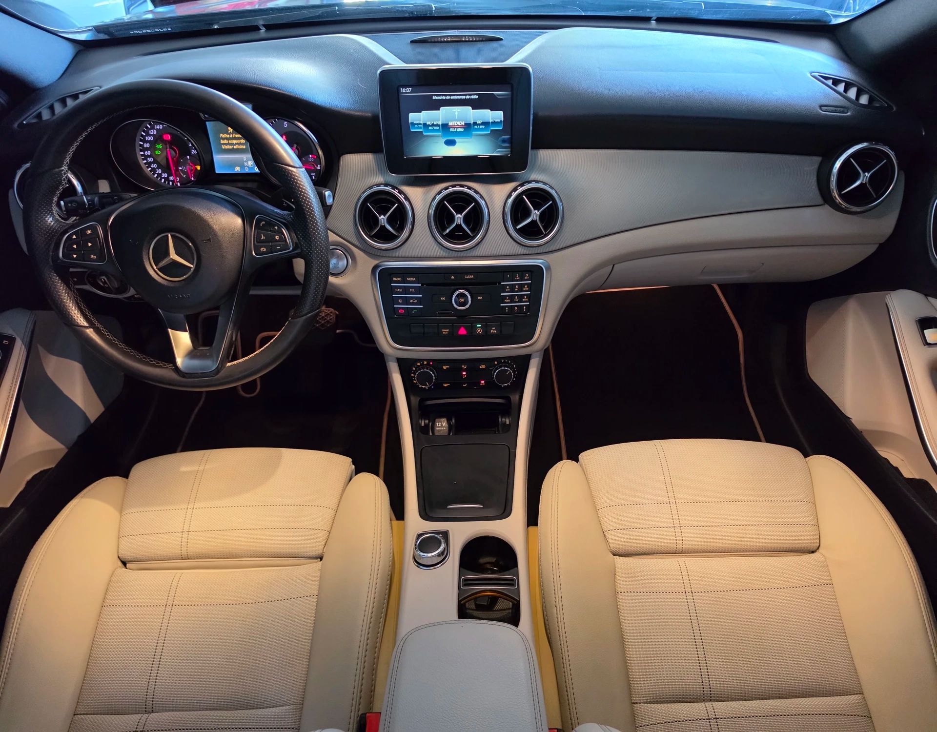 MERCEDES-BENZ GLA 200 11