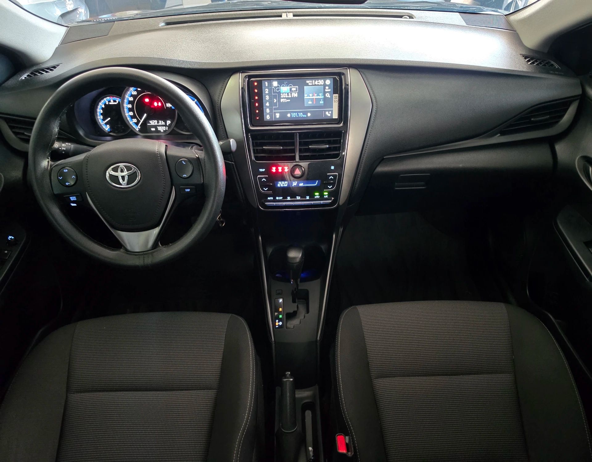 TOYOTA YARIS 9