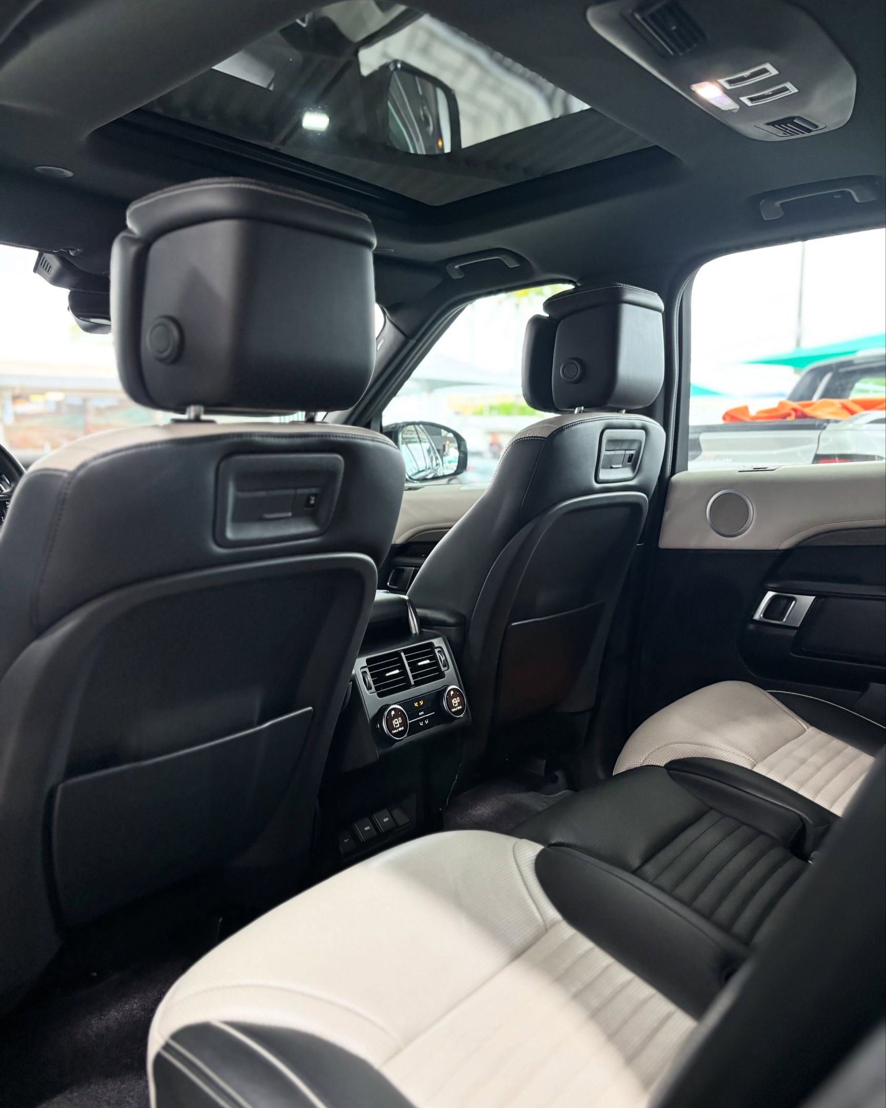 Land Rover Discovery 9