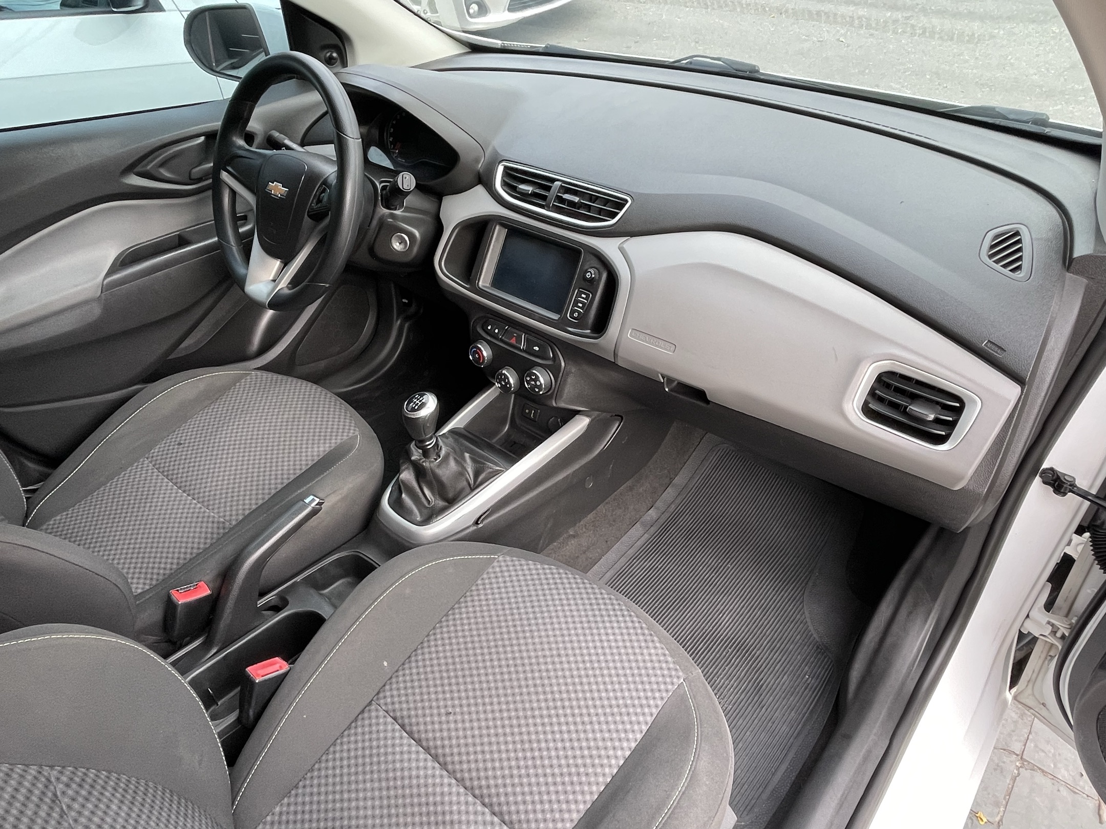 GM - Chevrolet ONIX 11